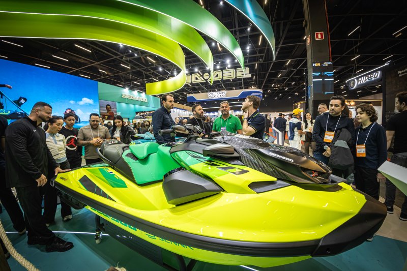 Moto aquática Sea-Doo RXP-X Senna 350 exposta com visitantes no estande da marca