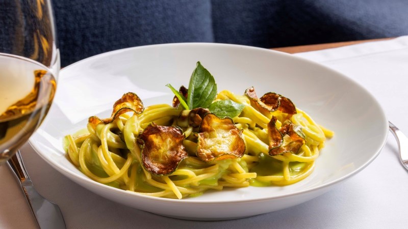 Spaghetti alla Nerano com abobrinha, pecorino, parmesão e manjericão