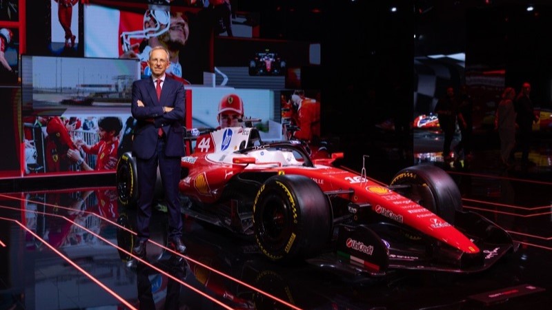 Pessoa ao lado de um carro de corrida durante o Universo Ferrari na Índia