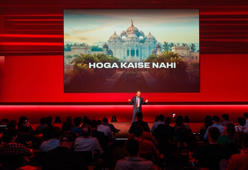 Conferência do Universo Ferrari na Índia com palestrante diante do público