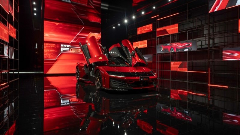 Ferrari F80 com as portas abertas em exposição em Nova Délhi