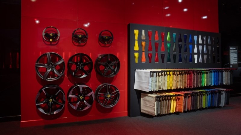 Detalhes de rodas, volante e componentes de personalização Ferrari na exposição