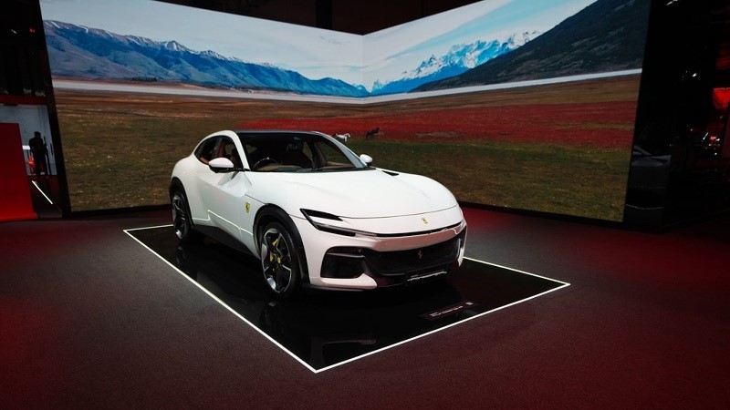 Ferrari Purosangue branco em exposição no Universo Ferrari na Índia