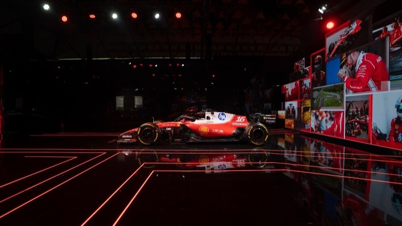 Carro de corrida Ferrari fotografado de lado na exposição Universo Ferrari