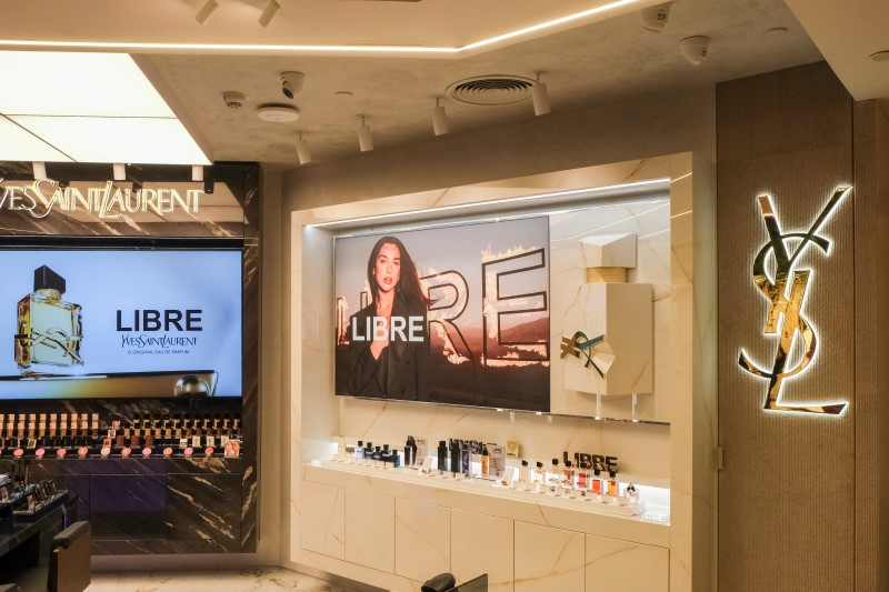 Vista aproximada da fachada angular da boutique YSL Beauty no Mata Lab