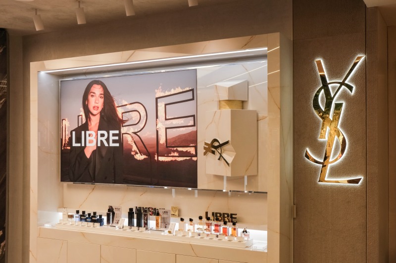 Painel decorativo no interior da boutique Yves Saint Laurent Beauty no Mata Lab