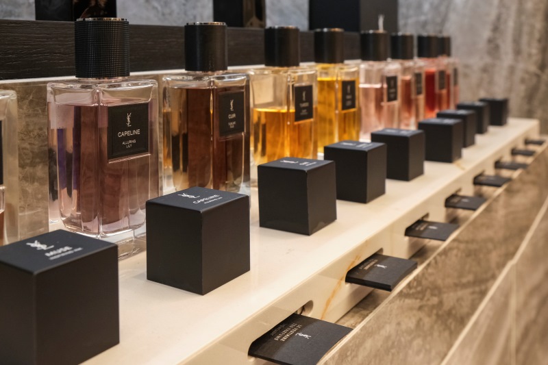 Perfumes Yves Saint Laurent Beauty expostos sobre uma base na boutique do Mata Lab