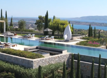 Arquitetura do Amanzoe inspirada em acrópole contemporânea na Grécia