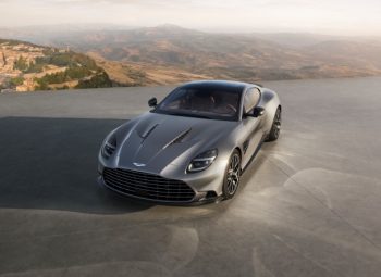 Aston Martin Vanquish 25 anos edição limitada vista frontal em ângulo com motor V12