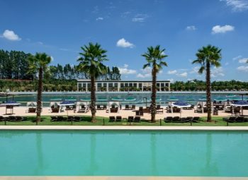 Piscinas do Boa Vista Surf Lodge cercadas por palmeiras