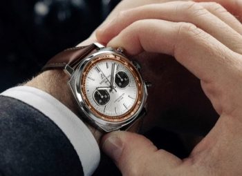 Breitling Top Time B01 no pulso durante ajuste da pulseira