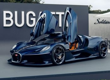 Bugatti Destrier no stand da Bugatti com as duas portas abertas, visto de frente e pelo lado esquerdo