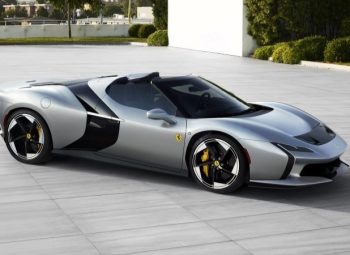 Ferrari HC25 One-Off em visão lateral angular durante apresentação oficial