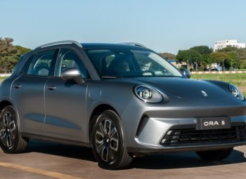 GWM ORA 5 SUV elétrico compacto em vista frontal 3 4 com design moderno e mobilidade elétrica no Brasil