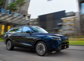 gwm-wey-07-suv-luxo-hibrido-plug-in-carro-interior-premium-800X450-lateral-cidade gwm-wey-07-suv-luxo-hibrido-plug-in-carro-interior-premium-800X450-lateral-cidade