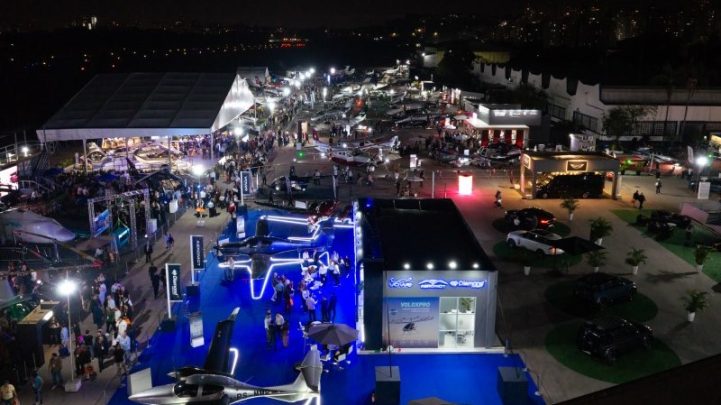 LABACE 2026 vista aérea noturna com aeronaves e público nos estandes