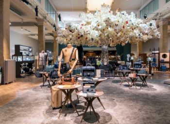 Showroom da Montblanc em Milão celebra 100 anos dos artigos de couro de luxo com bolsas e acessórios masculinos da coleção Primavera Verão 2027
