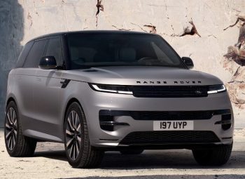 Range Rover Sport Electric visto de frente em uma pedreira