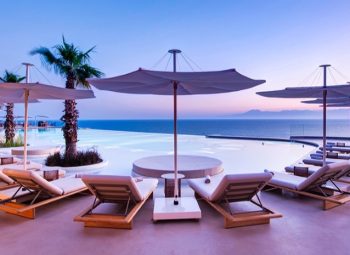 regnum-the-crown-resort-de-luxo-em-belek-infinity-pool-1130X465 principal-2