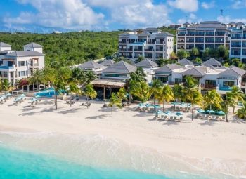 Vista aérea do Zemi Beach House em Anguilla com praia de areia branca mar azul resort de luxo no Caribe e estrutura à beira mar.
