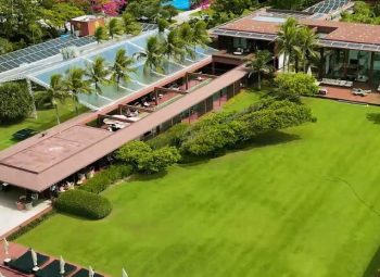 Vista aérea do Zendaya Resort em Búzios com área verde central e estruturas do resort
